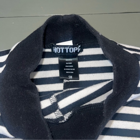 Hot Topic Black and White Striped Crop Top - Picture 3 of 4